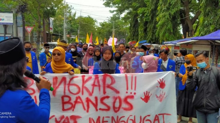 PC PMII Sampang Menggelar Aksi Turun Jalan, Menuntut Pemkab Bongkar Mafia Bansor (Photo : Anaf/Klikku.net)