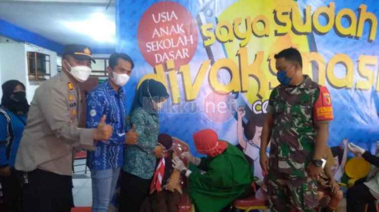 Seorang Anak SD di Dampingi Camat, Kapolsek dan TNI Saat Bervaksin Covid-19. (Photo : Anaf/Klikku.net)