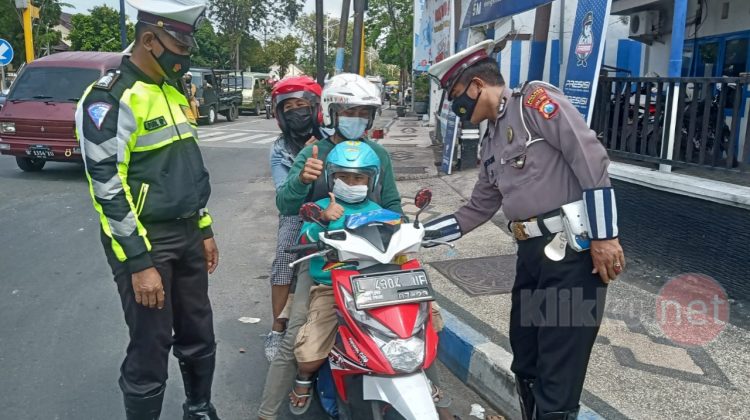 Pengendara Roda Dua Mendapatkan Bingkisan Sembako Gratis dari Sat.Lantas Polres Sampang (Photo : Anaf/Klikku.net)