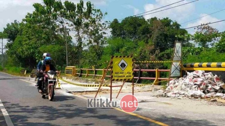 Pekerjaan Jalan di Jembatan Batu Kembang oleh PT Amin Jaya Karya Abadi, Pada Bulan Desember 2021 lalu (Photo : Tim/Klikku.net)