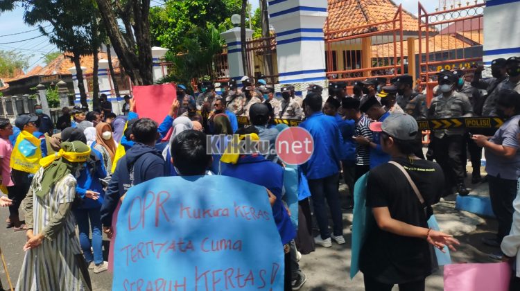 Puluhan Anggota PC PMII Sampang Saat Demo Didepan Kantor DPRD Sampang (Photo : Anaf/Klikku.net).