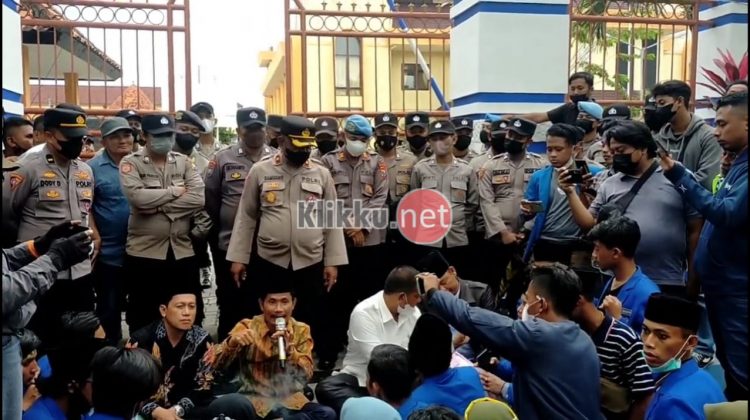 Ketua DPRD Sampang, Moh. Fadol Didampingi Beberapa Anggota Dewan Menemui Pendemo (Photo : Anaf/Klikku.net)