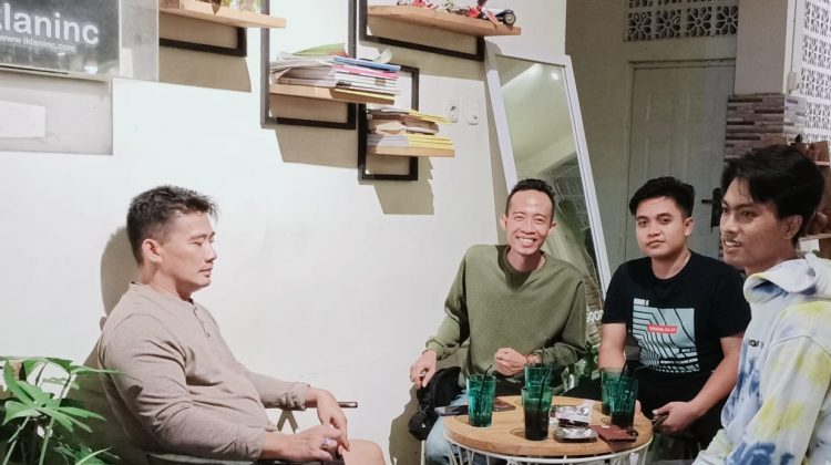 Bersinergi, jajaran Pengurus Besar P3L Jatim gelar ngopi bersama Rudiyanto Kasatpol PP Bangkalan di salahsatu caffe wilayah setempat.
Foto : klikku.net Anam ist.