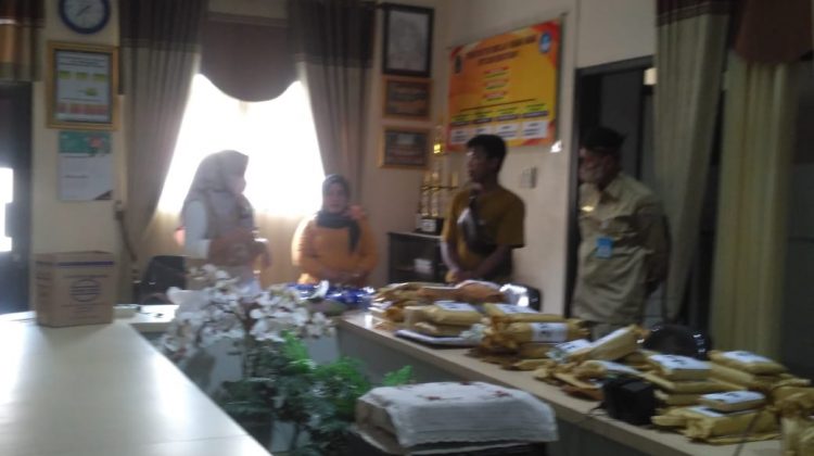 Saat awak media konfirmasi perihal keluhan iuran walimurid pada Kepala SDN Kemayoran 1 di salahsatu ruang sekolah, Selasa (01/03) siang. 
Foto : klikku.net ist