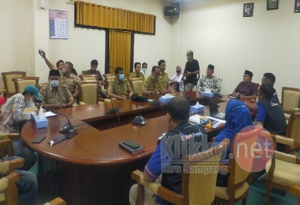 Audiensi Dugaan Penyimpangan BLT-DD Desa Baruh, Kecamatan/Kabupaten Sampang, Madura, Jawa Timur Oleh LSM Lasbandra dengan Komisi I DPRD Sampang. (Photo : Anaf/klikku).