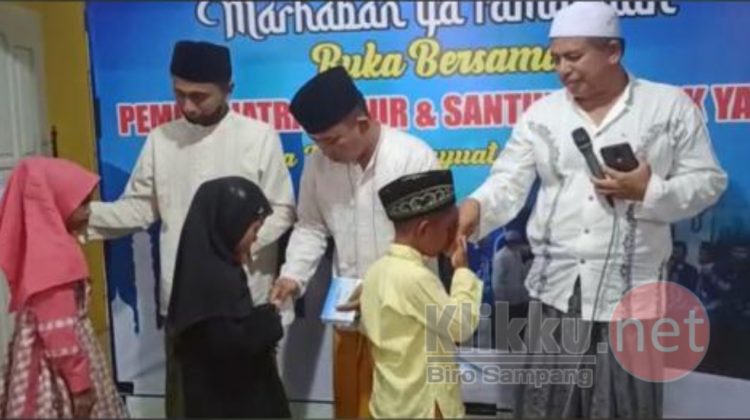 Pj Kades Jatra Timur, Bambang Joko Santoso (Tengah) Menyantuni Anak Yatim (Photo : Anaf/klikku)