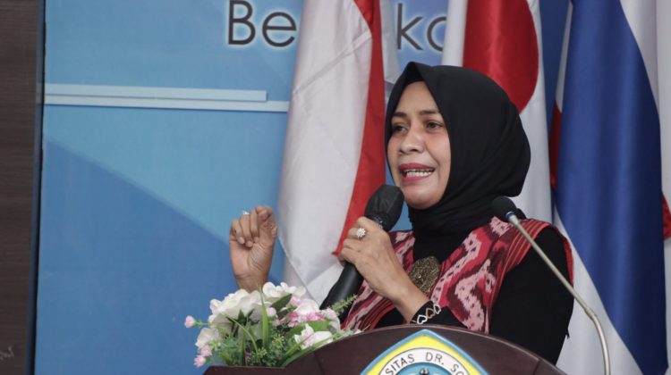 Rektor, Dr. Siti Marwiyah, S.H., M.H., saat memberikan sambutan