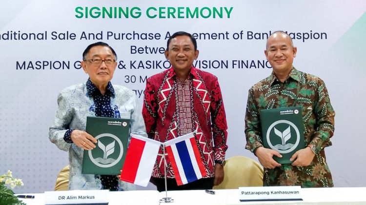 CEO & Presdir Maspion Group Alim Markus (kiri) dan Ketua KVF Group Pattarapong Kanhasuwan (kanan), bersama Kepala OJK KR4 Jawa Timur Bambang Mukti Riyadi, menunjukkan naskah CPSA