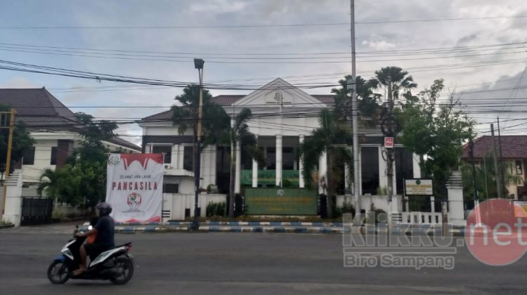 Pengendara Motor Melintas di Depan Kantor Kejaksaan Negeri Sampang