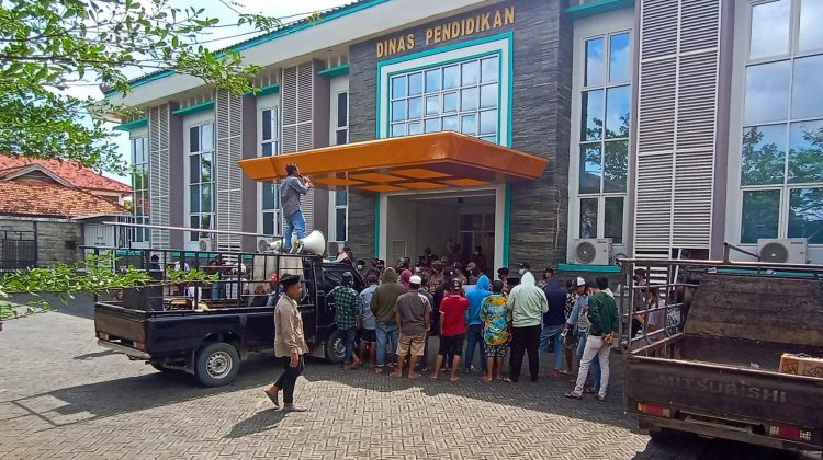 Puluhan pemuda Desa Lerpak demo Disdik Bangkalan.

Foto : klikku.net Anam.