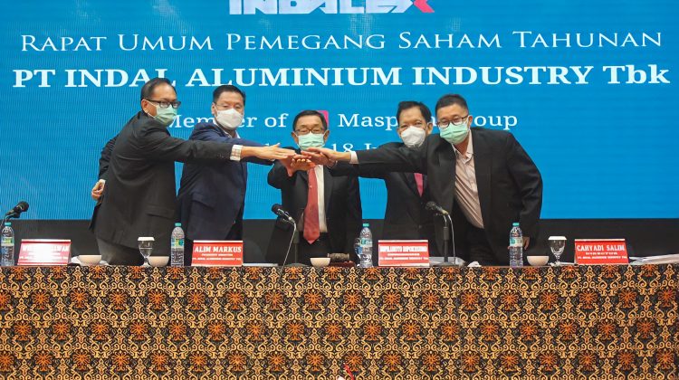 Dari kiri-kanan: Direktur Wibowo Suryadinata, Presiden Komisaris Welly Muliawan, Presiden Direktur Alim Markus, Komisaris Supranoto Dipokusumo, dan Direktur Cahyadi Salim