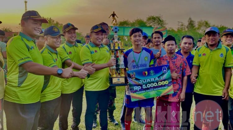 Didampingi Pengasuh Ponpes, Camat Banyuates dan Pj Kades Jatra Timur, Captain Kesebelasan Tim Ponpes Al-Jauhariyah Banyuates Menerima Tropi yang diserahkan oleh Bupati Sampang, H Slamet Junaidi (Doc. Anaf/klikku).