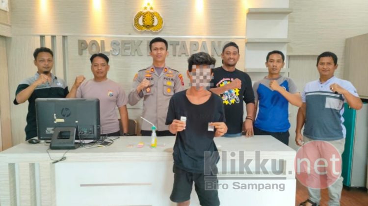Tersangka Tindak Pidana Narkotika Golongan 1 Jenis Sabu Menunjukkan Barang Bukti di Polsek Ketapang (Doc. Anaf/klikku)