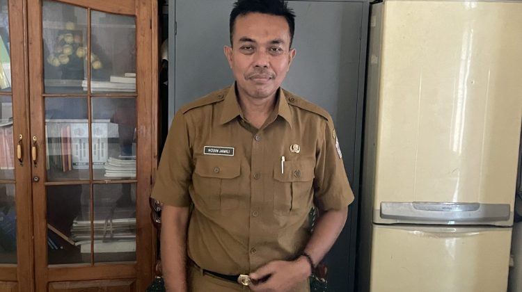 Hosin Jamili Kepala DPMD Bangkalan di kantornya, Selasa (19/07) siang.

Foto : Anam klikku.net dok ist.