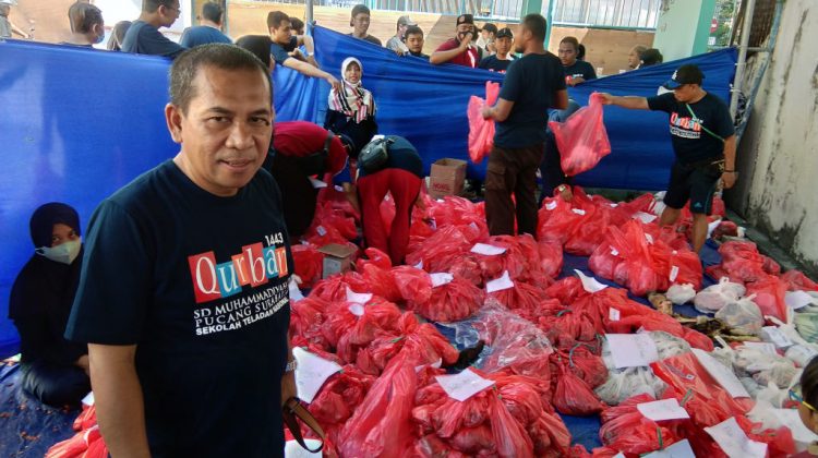 Kepala Sekolah SD Mudipat Surabaya Edy Susanto SPd MPd, saat meninjau proses pengemasan dan distribusi daging Qurban di sekolah