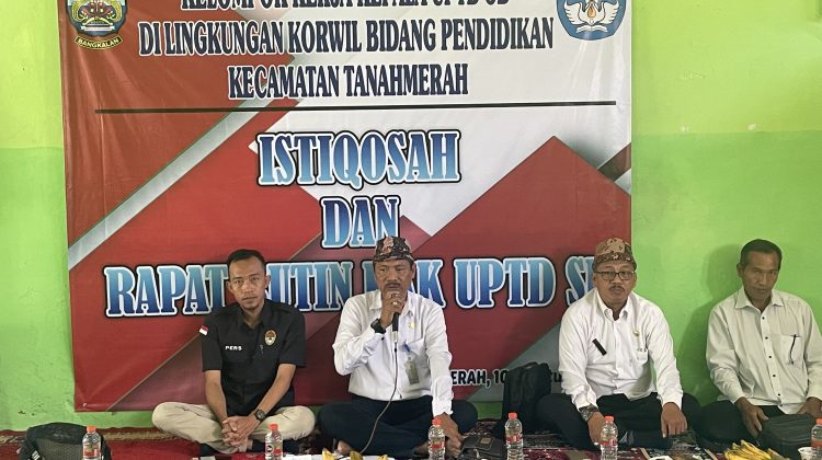 Dari kiri, Syaiful Anam Ketua Pejalan, Mohammad Lutfi S.Pd M.Pd Kepala Korwil Tanah Merah saat menyampaikan sambutannya.

Foto : klikku.net dok.