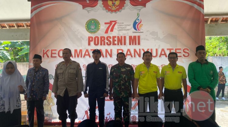 Forkopimcam Banyiates dan Panitia HUT Kemerdekaan Saat Menghadiri Pembukaan PORSENI MI Kecamatan Banyuates.
