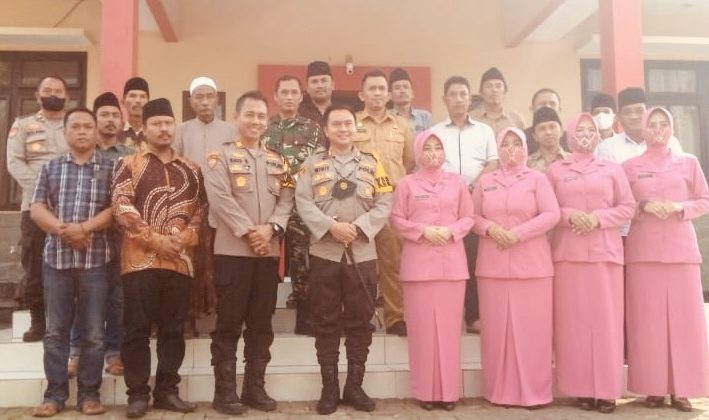 Tengah, Wiwit Kapolres Bangkalan saat kunjungi Polsek bersama pejabat utama.

Foto : Arif klikku.net dok.