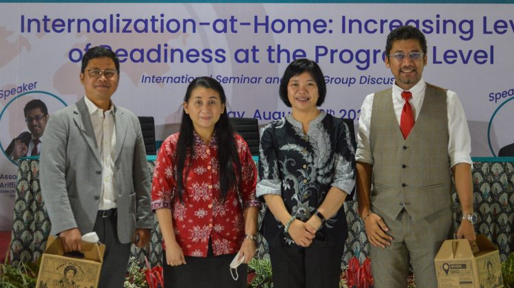 ki-ka: Condro Wibowo, Wakil Rektor III UKWMS Dr. Lanny Hartanti, Kepala KUI UKWMS, Erlyn Erawan, Psy.D., dan Prof. Dr. Mohd Ariffin bin Abu Hassan