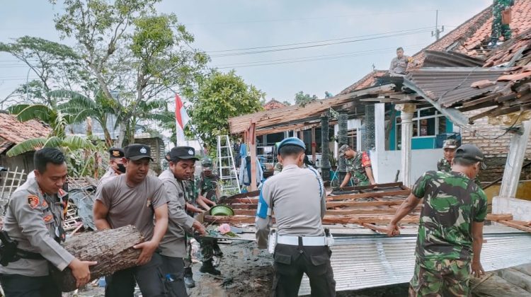 Kiri AKBP Wiwit Kapolres Bangkalan saat turun evakuasi rumah warga akibat puting beliung.

Foto : klikku.net dok.