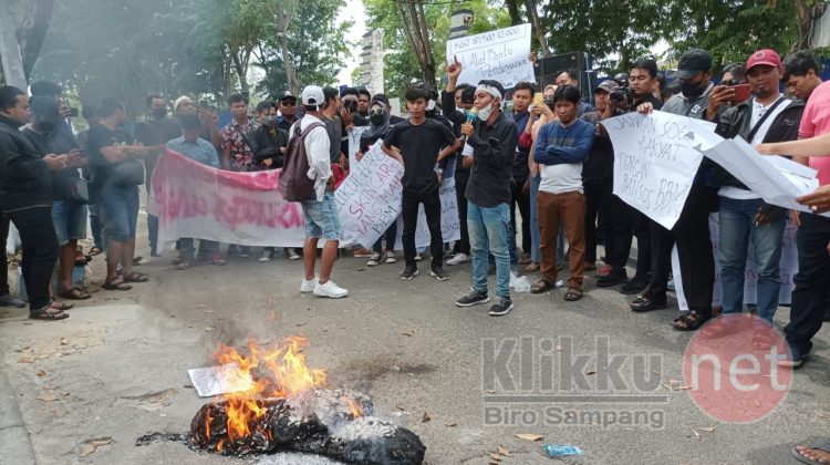 Demonstran Tolak Harga BBM Saat Berorasi di Depan Gedung DPRD Sampang (Doc. Anaf/klikku)