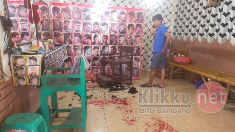 Anggota Polsek Banyuates Saat Melakukan Olah TKP Pembacokaan (Doc. Anaf/klikku)