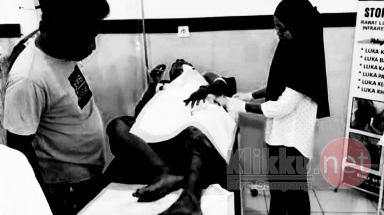 Korban Pembacokan Saat di Rawat di Klinik (Doc. Anaf/klikku)