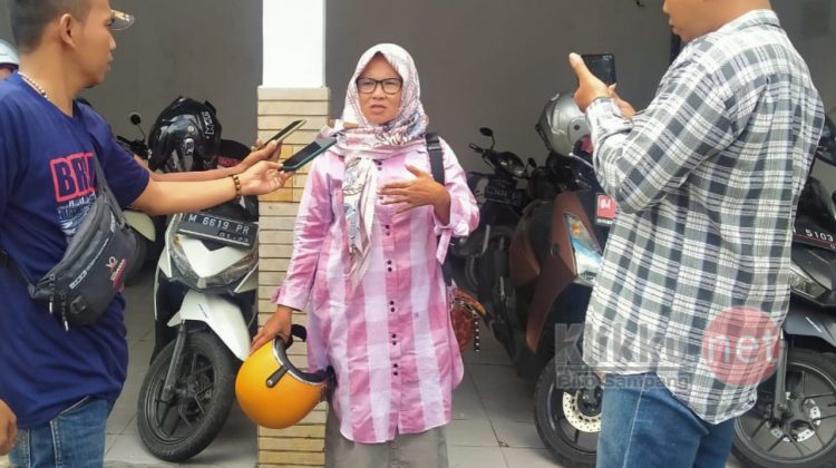 Mantan Sekdes Baruh saat di wawancarai awak media (Doc. Anaf/klikku)