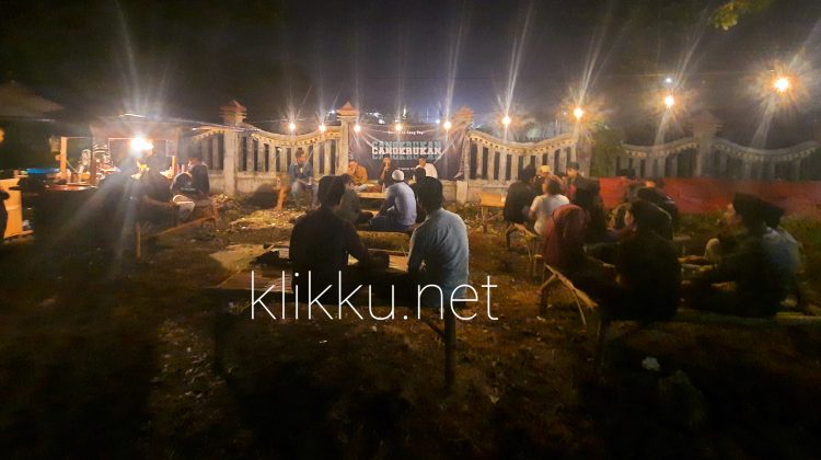 Cangkruan ala Bawaslu bersama para aktivis muda. Rabu (21/9) malam.

Foto : Anam klikku.net dok.