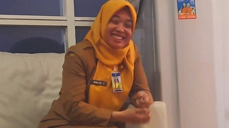 Kepala Bidang Pembinaan SD Dewi Ega Oktaviani S.Ap M.M dikantornya Selasa (27/9) siang.

Foto : Anam klikku.net dok ist.