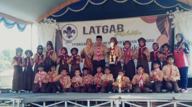 Momen serah terima trophy hadiah pada peserta lomba yang meraih prestasi dalam even kemah pramuka yang diselenggarakan SMP Miftahul Ulum Dlambah Dajah, Tanah Merah.

Foto : Anam klikku.net dok.
