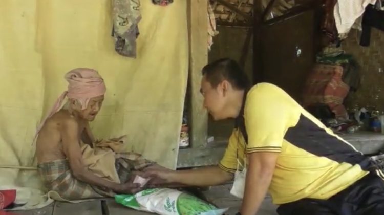 Kapolres Bangkalan Wiwit saat memberikan sembako dan taliasih pada warga.

Foto : klikku.net dok ist.
