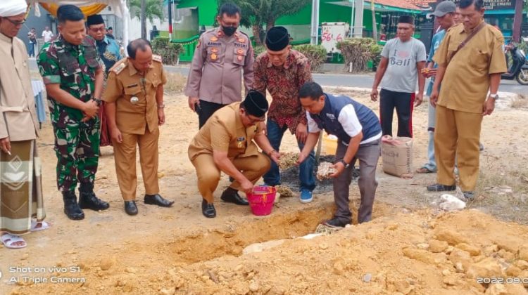 Drs. Mohni Wakil Bupati Bangkalan saat melakukan peletakan batu pertama pembangunan polindes.

Foto : Anam klikku.net dok.