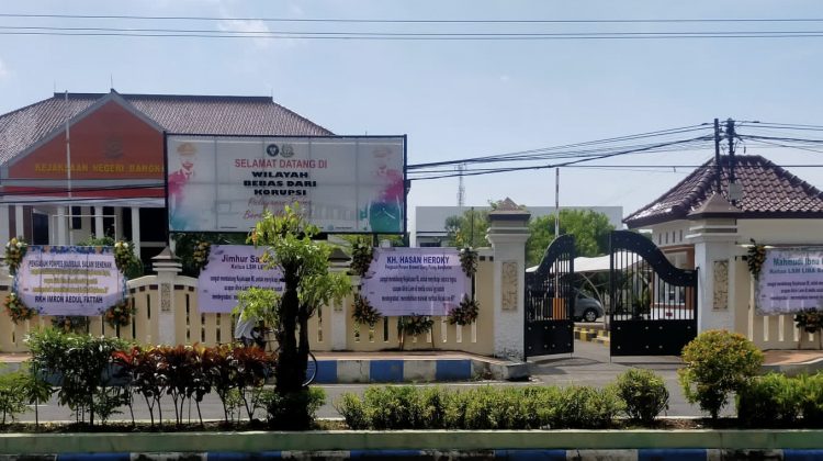 Beberapa karangan bunga di Halaman Kantor Kejaksaan Bangkalan sebagai wujud dukungan dari para tokoh pada Kejagung melalui Kejari Bangkalan. (Sabtu 24/9) siang.

Foto : Anam klikku.net dok.
