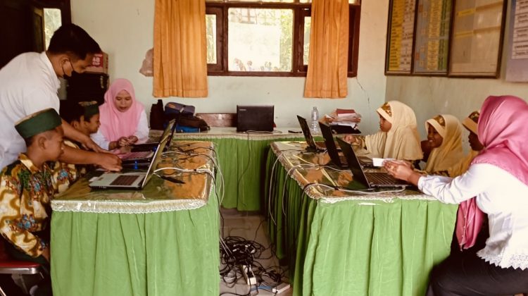 Siswa SDN Basanah saat persiapan ikuti ANBK.

Foto : Anam klikku.net dok.