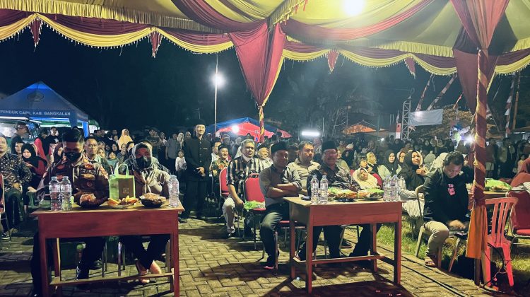 Kopyah Hitam kiri, Abdul Rahman Tohir Ketua Pakis bersama Drs. Mohni Wakil Bupati Bangkalan pada momen HUT RI Ke 77 Desa Kamal, Kecamatan Kamal Sabtu, (03/09) Malam.

Foto : Anam dokumen klikku.net.