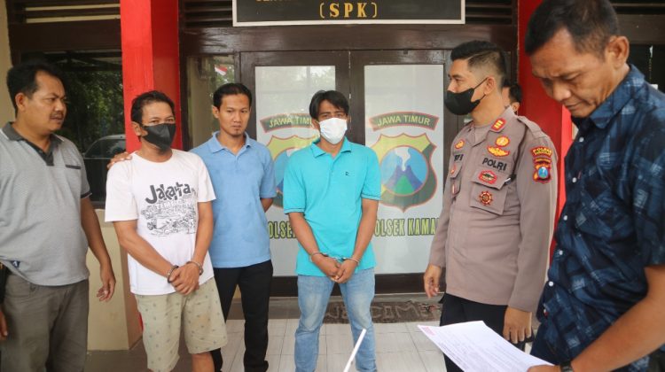 Tersangka beserta BB diamnakan Polres Bangkalan.