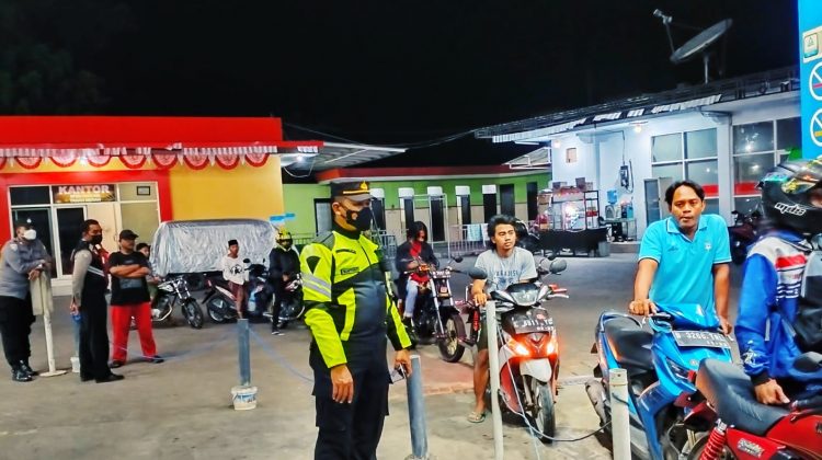 Kapolsek Tanah Merah Buntoro saat di SPBU.

Foto : klikku.net Anam dok.