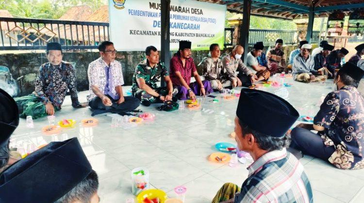 Hadir langsung dalam Musdes Pembentukan P2KD tersebut M. Makmur S.E Kades Kanegarah mengenakan baju merah kopyah hitam. Rabu (8/9) siang.
Foto : Anam klikku.net dok.