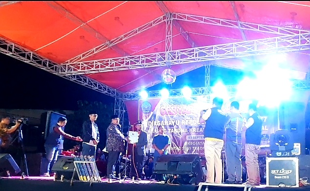 Penyerahan NIB Oleh Pemkab Bangkalan melalui Drs. Mohni M.M Wakil Bupati pada warga Kamal dalam momentum perayaan HUT RI Ke-77. Sabtu (03/9) Malam.

Foto : Anam klikku.net dok.