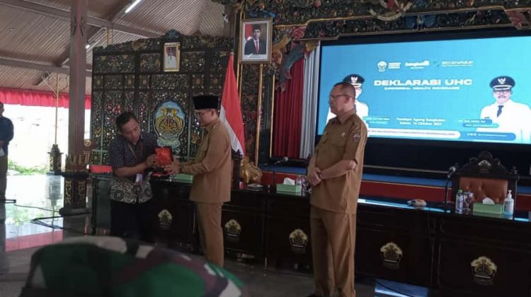 Bupati Bangkalan R Abdul Latif deklarasikan realisasi program UHC dalam peningkatan pelayanan kesehatan.

Foto : Anam klikku.net dok ist.