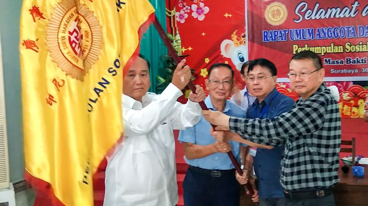 Ketua lama Tirto Santoso (kiri) menyerahkan bendera organisasi pada Ketua baru Chandra Wurianto Woo (kanan), didampingi para mantan Ketua

