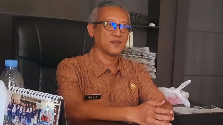 Wildan Yulianto Kepala Dinas PUPR Bangkalan di Meja Kerjanya.

Foto : Anam klikku.net dok.