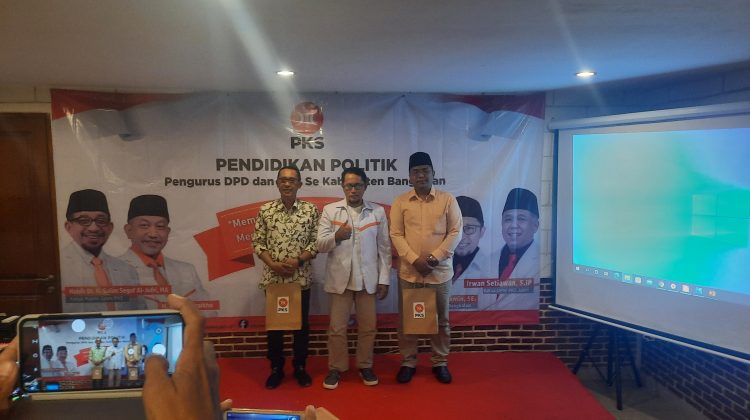 Penyerahan cenderamata oleh DPD PKS Pada Bawaslu dan KPU Bangkalan.

Foto : Anam klikku.net dok ist.