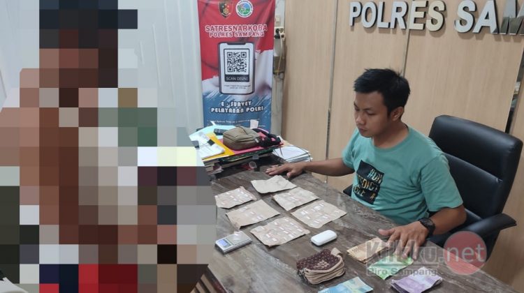 Pelaku tindak pidana narkoba dan Barang Bukti (BB) saat diamankan di Mapolres Sampang (Doc. Anaf/klikku)