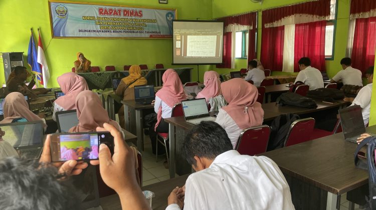 Sri Panemu Ketua K3S saat membuka acara sosialisasi ANBK di Ruangan Sakera SDN Petrah.

Foto : Anam klikku.net dok.