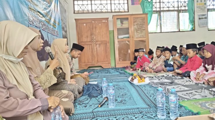 Peringatan Maulid Nabi Muhammad SAW di SDN Patemon Tanah Merah Kamis (20/10) siang.

Foto : Anam klikku.net dok ist.