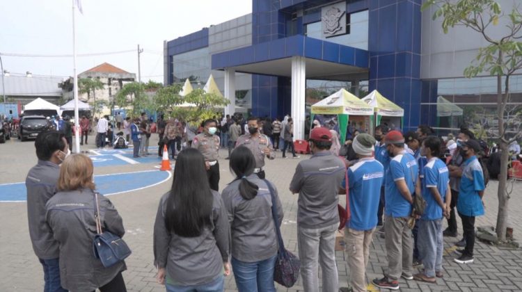 Polrestabes Surabaya saat menyampaikan sosialisasi dalam memperoleh SIM pada karyawan PT Lookman Djaja.

Foto : klikku.net dok.