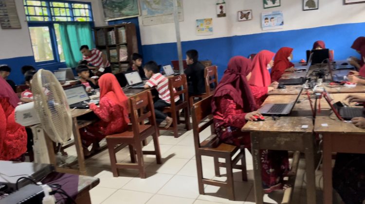 Siswa Sekolah Dasar Negeri Tlomar I melaksanakan ANBK. Senin (24/10) siang.

Foto : Anam klikku.net dok.
