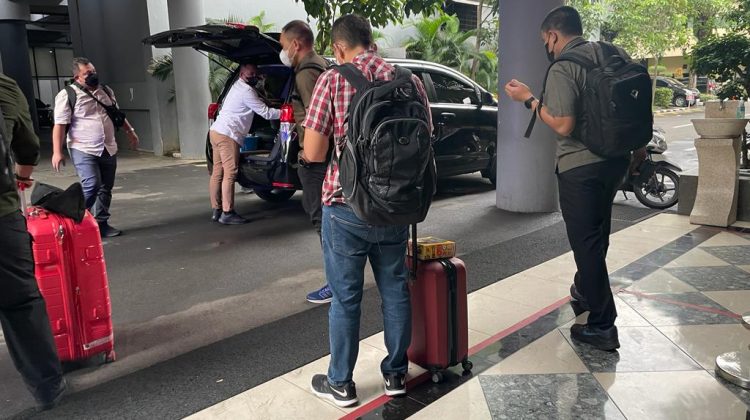 Tim penyidik KPK paska melakukan pemeriksaan pada lima tersangka pejabat teras Pemkab Bangkalan di Polda Jatim. Rabu (19/10) sore.

Foto : Anam klikku.net dok.